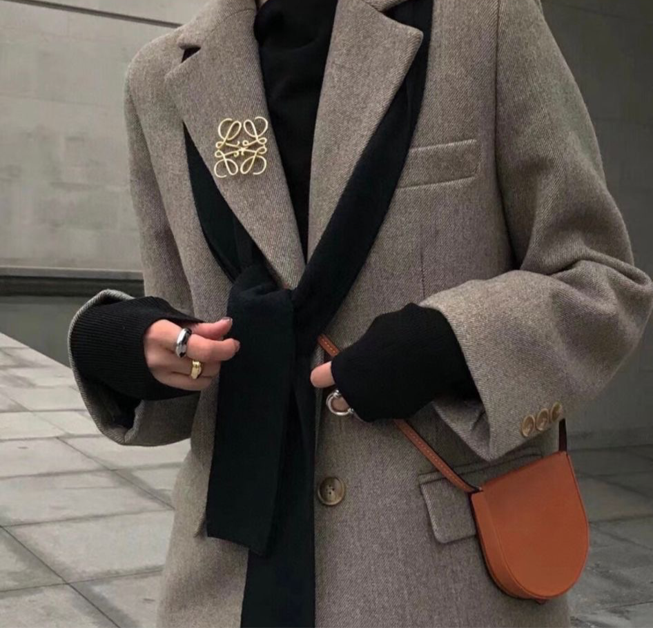Broche Low